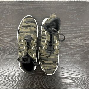 Steve Madden women’s m 7.5 camouflage running shoes, leather fabric,